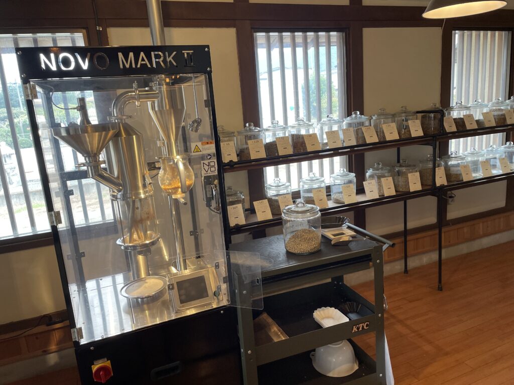 山梨県笛吹市にある「山の焙煎所」の店内の様子