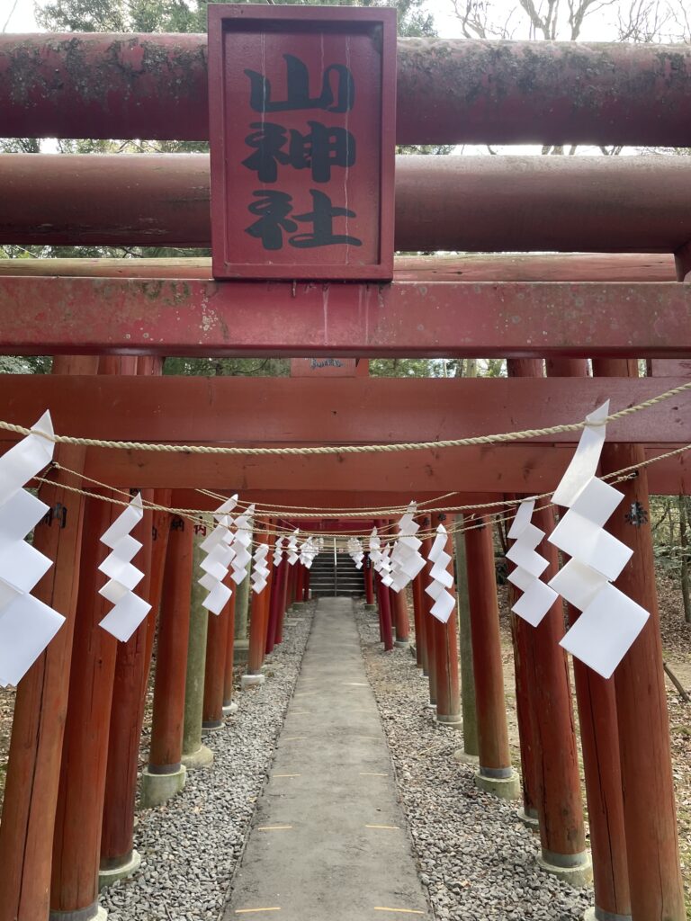 金運で有名！県外からもたくさんの人が訪れる山神社