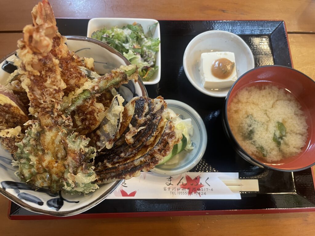 「味処まんぷく」で注文した1番人気の天丼